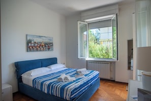 2 chambres, fer et planche à repasser, draps fournis