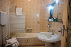 Ducha y bañera combinadas, secador de pelo, bidé y toallas