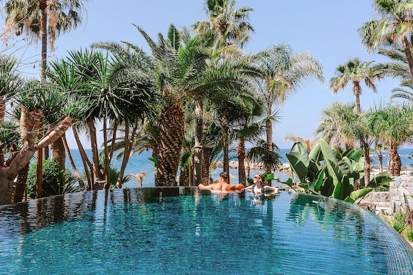 Indoor pool, 3 outdoor pools, pool umbrellas, pool loungers