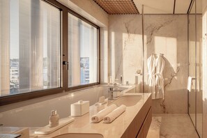 個別の浴槽とシャワー、デザイナーバスアメニティ、ヘアドライヤー、バスローブ