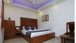 Une chambre à coucher avec un lit en bois, une table de chevet, une armoire, un ventilateur de plafond et un climatiseur fixé au mur.