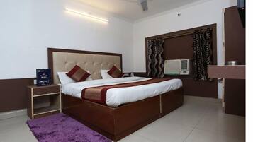 Desk, laptop workspace, soundproofing, free WiFi