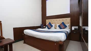 Desk, laptop workspace, soundproofing, free WiFi