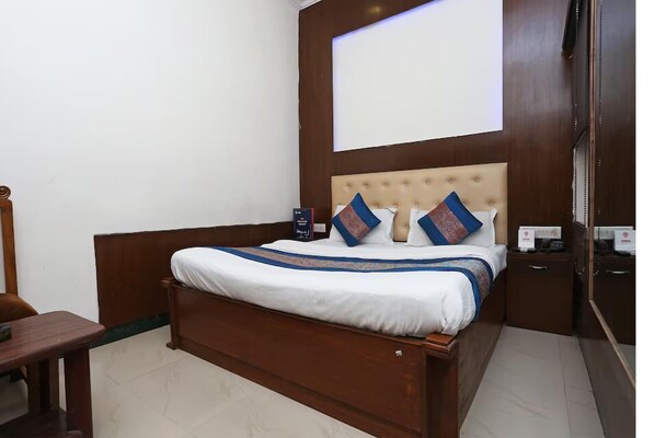 Desk, laptop workspace, soundproofing, free WiFi - Vishal Hotel By Comfort Rooms (New Delhi)