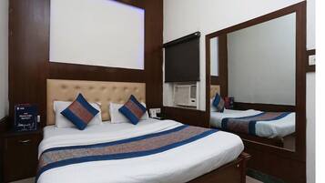 Desk, laptop workspace, soundproofing, free WiFi