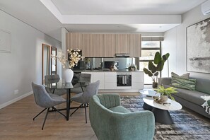 Smart TV - Luxury 2-Bedroom Retreat with City & Table Mountain Views! (Cape Town)