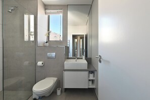 Dusj, hårføner, håndklær og såpe