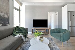 Smart TV - Luxury 2-Bedroom Retreat with City & Table Mountain Views! (Cape Town)
