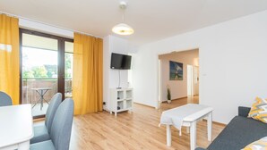 Apartamento conforto, sacada, vista para o pátio | 2 quartos, ferros/tábuas de passar roupa, Wi-Fi de cortesia