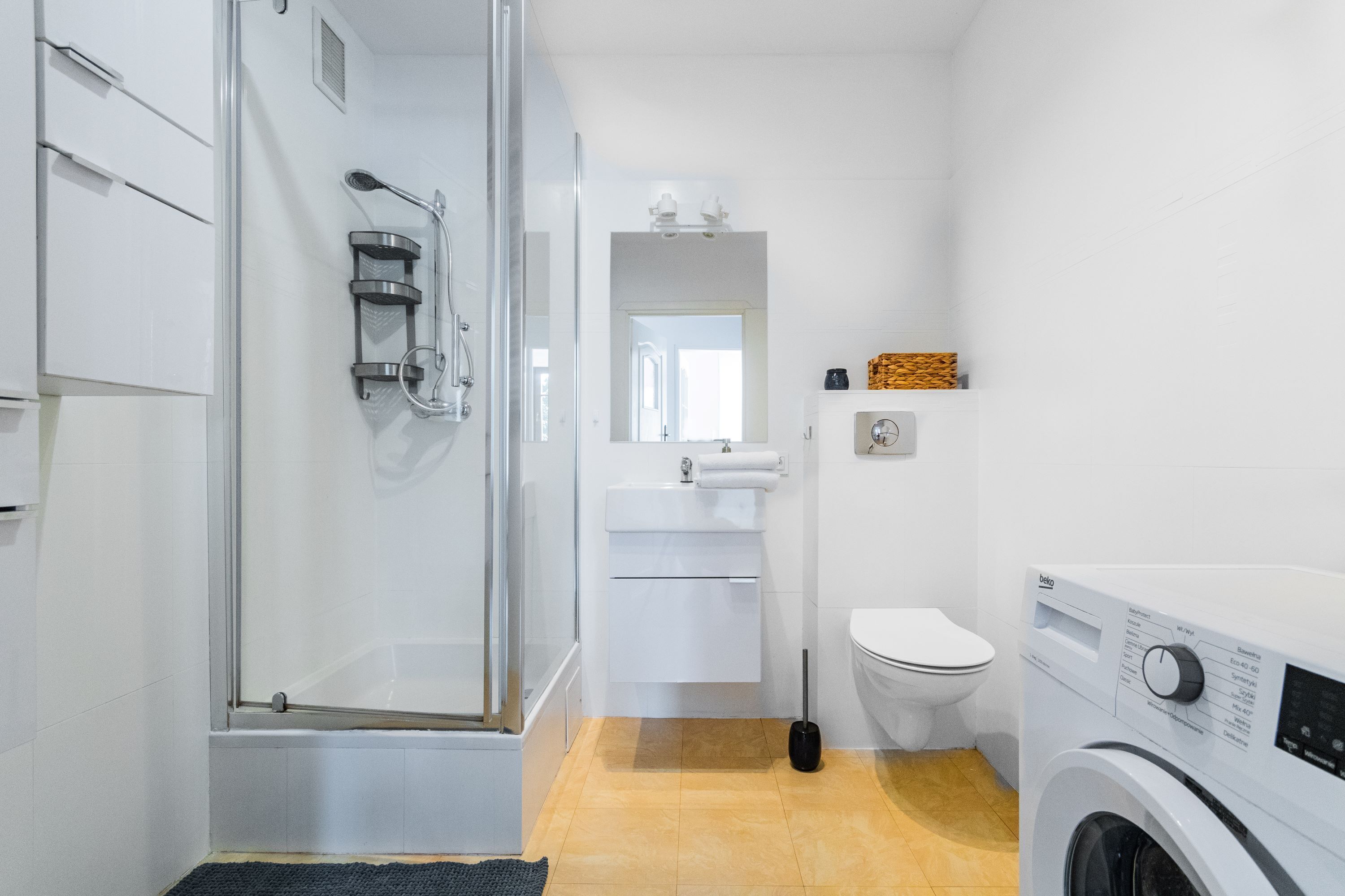 Departamento Confort, balcón, vista al patio | Baño | Regadera y toallas 
