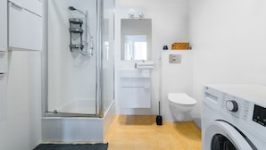 Apartamento conforto, sacada, vista para o pátio | Banheiro | Chuveiro, toalhas de banho
