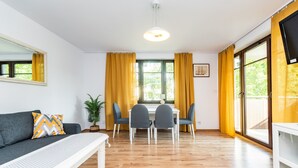 Apartamento conforto, sacada, vista para o pátio | 2 quartos, ferros/tábuas de passar roupa, Wi-Fi de cortesia