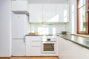 Comfort-Apartment, Balkon, Blick auf den Innenhof | Eigene Küche | Kühlschrank, Ofen, Herdplatte, Geschirrspüler