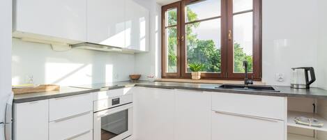 Comfort-Apartment, Balkon, Blick auf den Innenhof | Eigene Küche