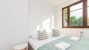 Apartamento conforto, sacada, vista para o pátio | 2 quartos, ferros/tábuas de passar roupa, Wi-Fi de cortesia