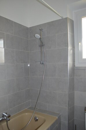 Asciugacapelli, asciugamani, sapone, carta igienica