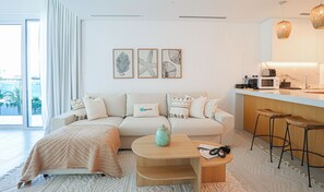 Leilighet – exclusive | Oppholdsområde | En 55-tommers smart-TV med kabel-kanaler