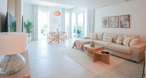 Leilighet – exclusive | Oppholdsområde | En 55-tommers smart-TV med kabel-kanaler