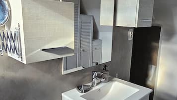 Een haardroger, handdoeken, zeep, toiletpapier