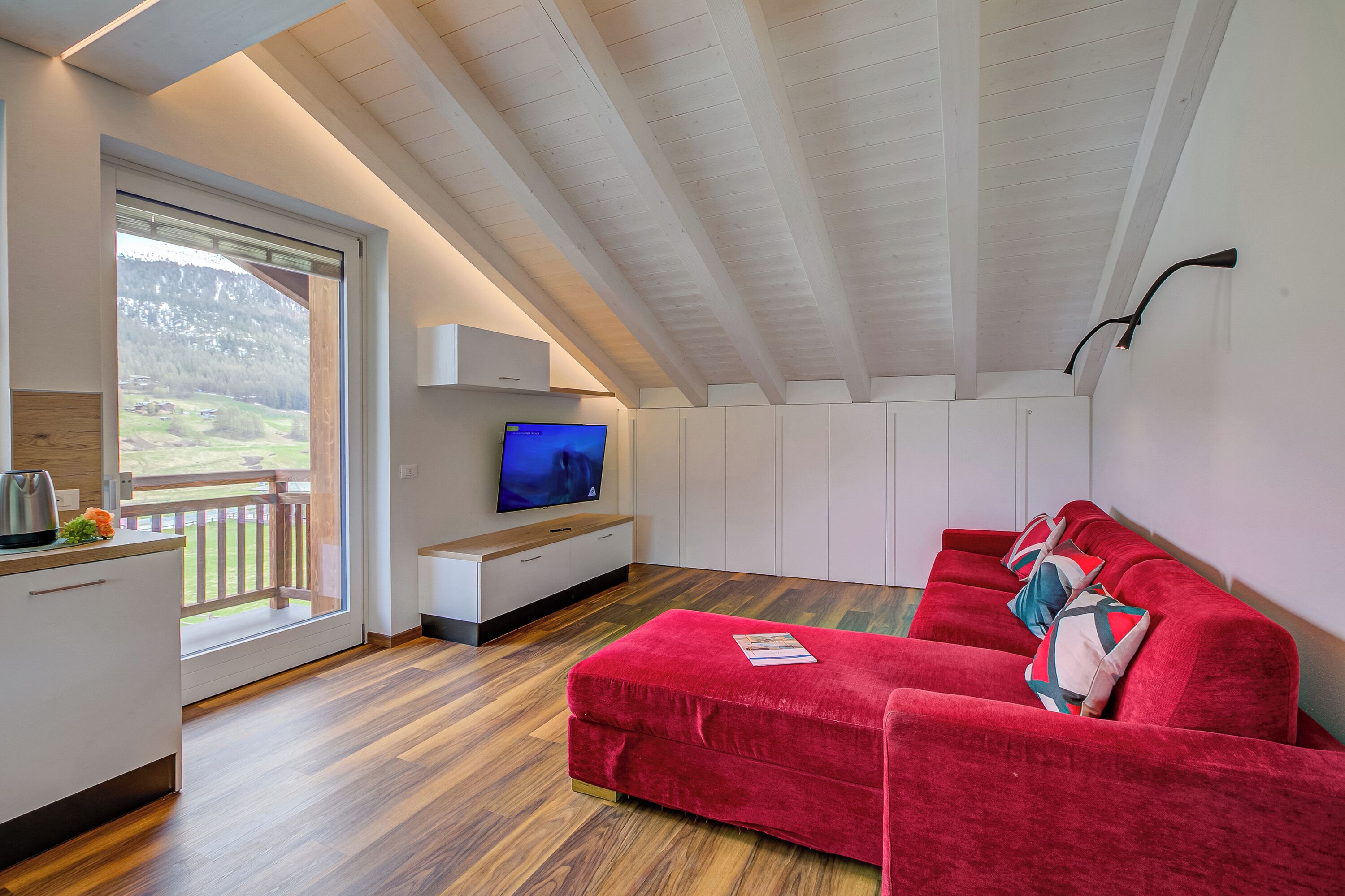 Apartamento família, vários quartos, 2 banheiros (Cimetta) | Sala de estar | TV de tela plana 21 polegadas com canais via satélite