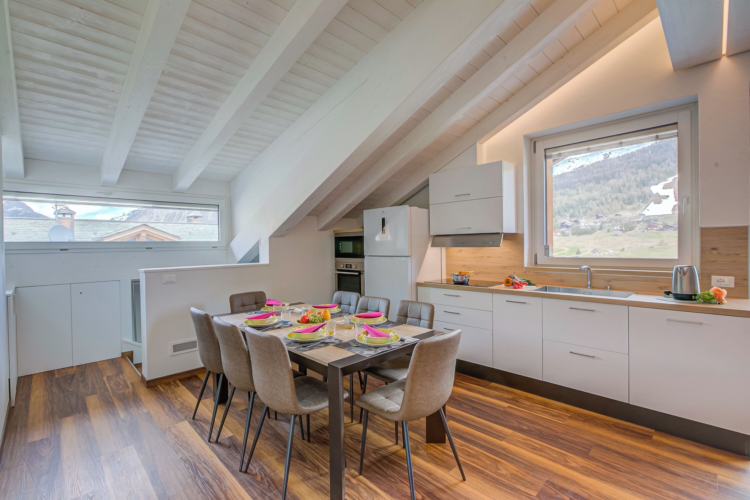Apartamento família, vários quartos, 2 banheiros (Cimetta) | Cozinha privada | Geladeira, micro-ondas, cooktop, lava-louças