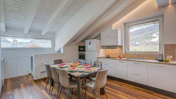 Apartamento família, vários quartos, 2 banheiros (Cimetta) | Cozinha privada | Geladeira, micro-ondas, cooktop, lava-louças