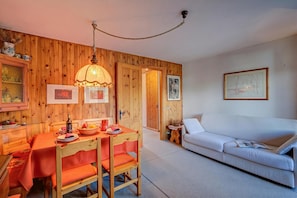 Familie appartement, 1 slaapkamer, terras, uitzicht op gebergte (Casa Ciuk) | Woonruimte | Flatscreentelevisie