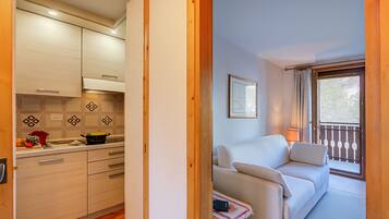 Apartamento família, vários quartos, ao lado da montanha (Casa Ciuk) | Área de estar | TV de tela plana 21 polegadas com canais via satélite