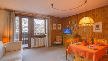 Family Apartment, Multiple Bedrooms, Mountainside (Casa Ciuk) | In-room dining