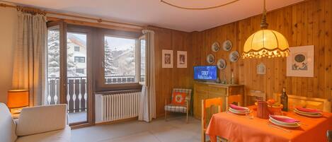 Family Apartment, 1 Bedroom, Mountainside (Casa Ciuk) | In-room dining