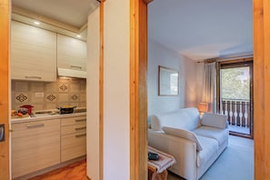 Apartamento família, 1 quarto, ao lado da montanha (Casa Ciuk) | Cozinha privada | Geladeira, cooktop, cafeteira/chaleira, chaleira elétrica