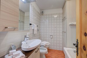 Familieleilighet, flere soverom, ved fjell (Casa Ciuk) | Bad | Badekar, bidé, håndklær og såpe