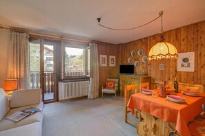 Family Apartment, Multiple Bedrooms, Mountainside (Casa Ciuk) | Interior