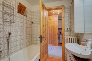 Family Apartment, Multiple Bedrooms, Mountainside (Casa Ciuk) | Bathroom | Bathtub, bidet, towels, soap - Casa Ciuk (Livigno)