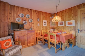 Familie appartement, 1 slaapkamer, terras, uitzicht op gebergte (Casa Ciuk) | Dineerruimte