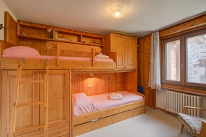 Familieleilighet, flere soverom, ved fjell (Casa Ciuk) | 1 soverom, wi-fi (inkludert) og sengetøy