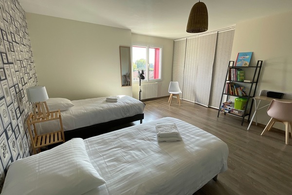 3 chambres, bureau, fer et planche à repasser, lit parapluie