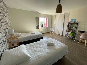 3 chambres, bureau, fer et planche à repasser, lit parapluie