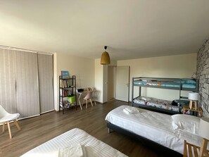 3 sovrum, skrivbord, strykjärn/strykbräda och resesäng