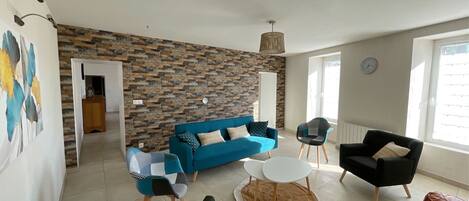 TV connectée, baby-foot, livres, chaßne hi-fi