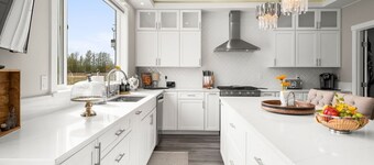 Summer Wind North - Luxurious Home w/Hot Tub, & Epic Views! Near Reindeer Farm!