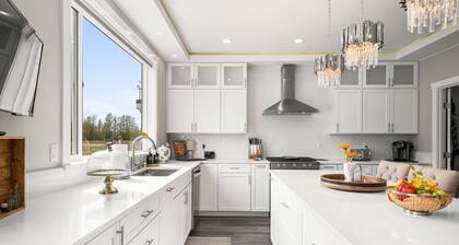 Summer Wind North - Luxurious Home w/Hot Tub, & Epic Views! Near Reindeer Farm!