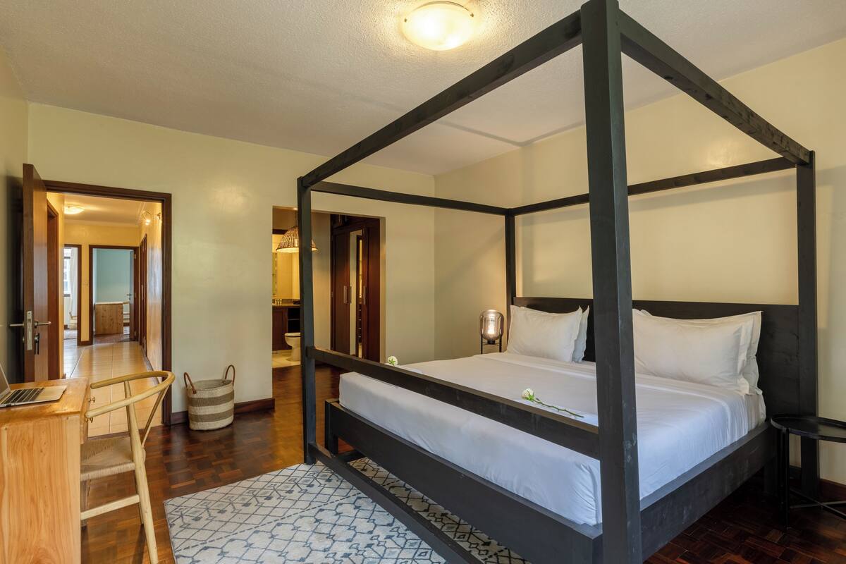 4 habitaciones, caja de seguridad en la habitación y escritorio