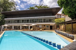 Una piscina al aire libre