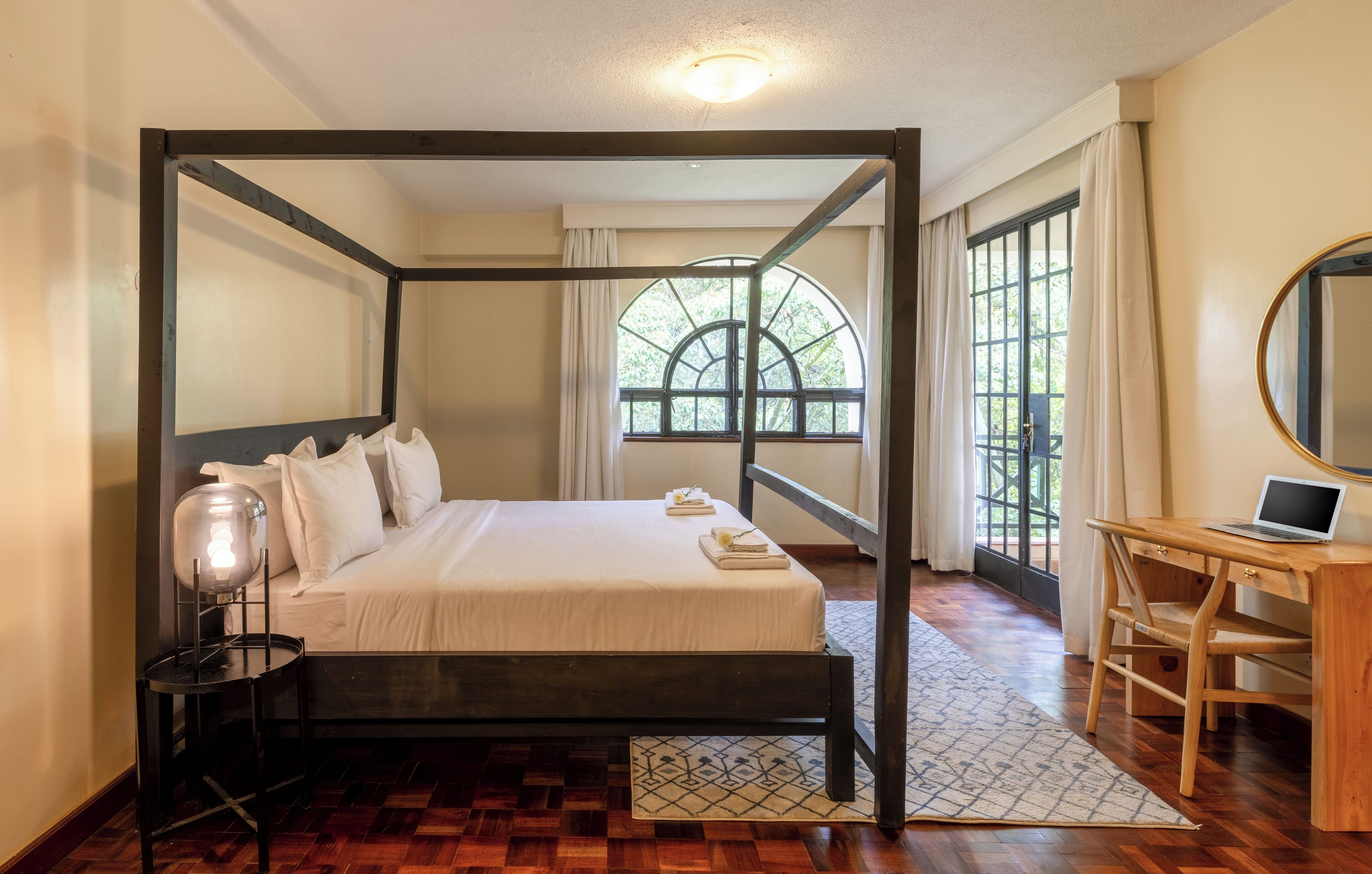 4 chambres, coffres-forts dans les chambres, bureau