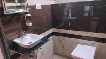 Deluxe Double Room | Bathroom
