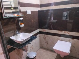 Deluxe Double Room | Bathroom