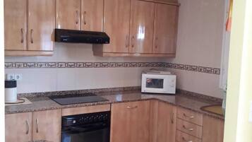 Een magnetron, een oven, een vaatwasser