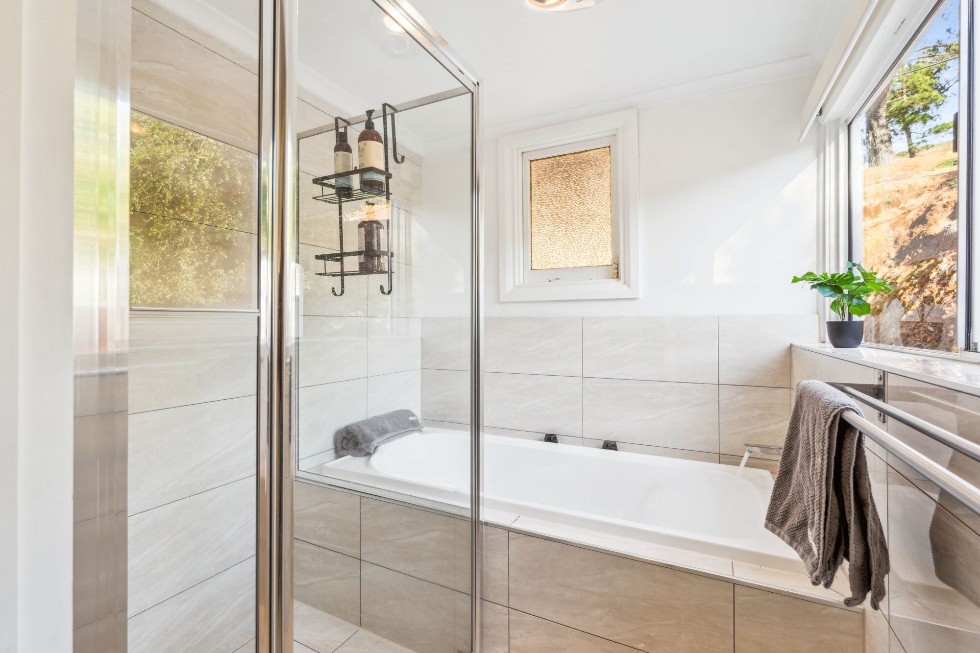 Assecador de cabells, bidet, tovalloles i sabó 
