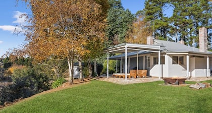 Cosy Lenswood Moemoea Cottage, in the heart of Adelaide Hills Wine region